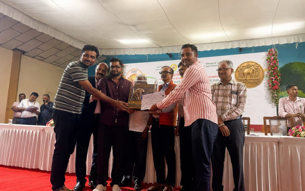 KLAOA representatives receiving the First Prize award for the Layout and Gated Community Garden category at the 220th Independence Day Flower Show